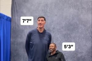 最萌身高差!NBA名宿博格斯&穆雷桑合影 一个1米60 一个2米31 最萌身高差!NBA名宿博格斯&穆雷桑合影 一个1米60 一个2米31
