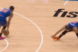 要小心啊!布伦森遭遇逼抢拉到胯部下场休整 要小心啊!布伦森遭遇逼抢拉到胯部下场休整