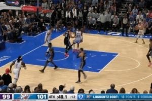 几乎杀死比赛?卡鲁索被放空关键三分命中 领先到5分! 几乎杀死比赛?卡鲁索被放空关键三分命中 领先到5分!