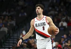 表现不错！阿夫迪亚半场6中4拿到10分7板1助1断1帽 正负值+13