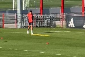 朝着复出迈进！穆西亚拉今日继续在拜仁基地单独训练