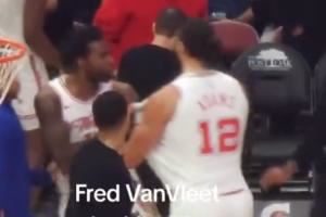 😳伊森昨日暂停疑似和海王冲突 两人互相拉拽 火箭队友一脸懵