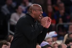 迈克·布朗：两队打得都非常拼 末节一段时间我们战术执行不到位