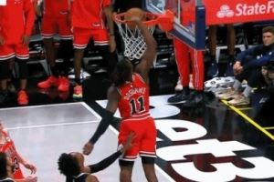 贾马尔·穆雷突破分球失误 道苏姆眼疾手快抢断反击单臂暴扣